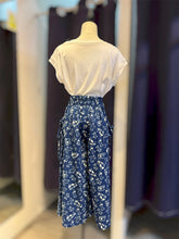 Load image into Gallery viewer, T104681- Indigo 3/4 Printed Pants