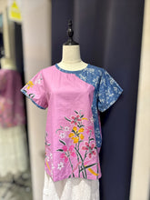 Load image into Gallery viewer, RB05E-Denim Batik Top-M
