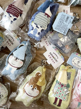 Load image into Gallery viewer, B101150-Cat&amp;Dog Key chain$15
