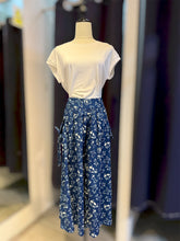 Load image into Gallery viewer, T104681- Indigo 3/4 Printed Pants
